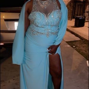 Im selling a prom dress its Teal and size is M/L